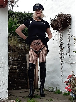 Amateur crossdresser Kellycd2022 holiday in white stockings