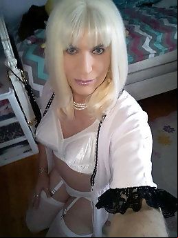 Explosive tranny chicks are masturbating